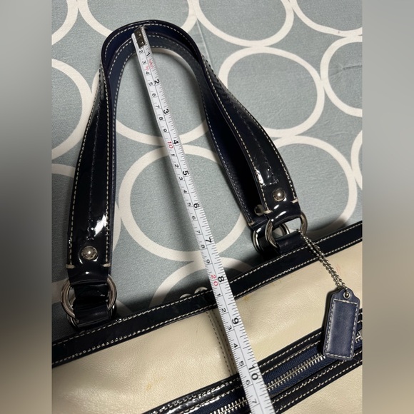 *Vintage* Authentic Coach Cream + Navy Purse, Laura Handbag with Kiss-lock - Picture 13 of 16